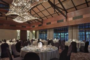 A restaurant or other place to eat at Mulu Marriott Resort