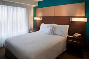 เตียงในห้องที่ Residence Inn by Marriott Toronto Markham