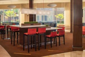 Courtyard by Marriott Sacramento Cal Expo में खाने के लिए रेस्टोरेंट या कोई दूसरी जगह