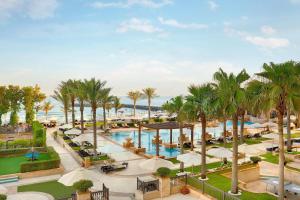 Peldbaseins naktsmītnē Ajman Saray, a Luxury Collection Resort, Ajman vai tās tuvumā