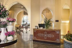 eine Lobby mit Blumenvasen und einem Schreibtisch in der Unterkunft Ajman Saray, a Luxury Collection Resort, Ajman in Ajman 