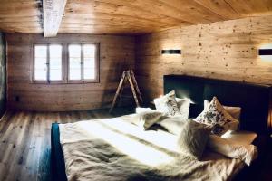 Llit o llits en una habitació de Luxury & Cosy 3.5 rooms apartment in almost 300 years old Chalet