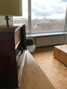 TV at/o entertainment center sa 2 bedroom appartement in Antwerp, with amazing view