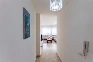 Kama o mga kama sa kuwarto sa Spacious 2 bedroom apartment in Durres Beach