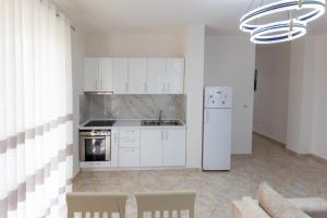 Kitchen o kitchenette sa Spacious 2 bedroom apartment in Durres Beach