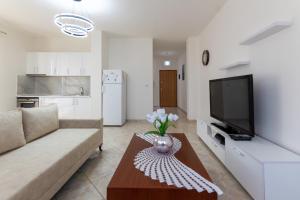 Kitchen o kitchenette sa Spacious 2 bedroom apartment in Durres Beach