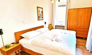 een slaapkamer met een bed waarop twee baby's liggen bij Apartment Emilie with parking historic city center in Merano