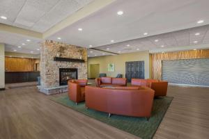 Area tempat duduk di MainStay Suites Fitchburg - Madison