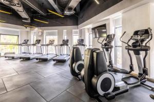 un gimnasio con cintas de correr y máquinas elípticas en Atour X Hotel Zhuhai Lover Road Red Wave Bay Beach Seaview, en Zhuhai