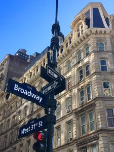 un feu de signalisation devant un bâtiment dans l'établissement NYC Empire Apartments, à New York