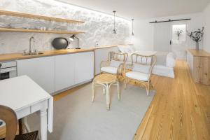 Casas Rossio by Casas com Estória Boutique Houses廚房或簡易廚房