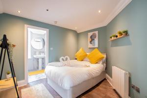 una camera con letto e pareti gialle e verdi di The Yellow Door by Shortstays a Dublino