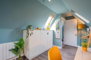 una camera con armadi bianchi e soffitto blu di The Yellow Door by Shortstays a Dublino