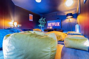 una camera con 2 letti e un cartello netflix sul muro di The Yellow Door by Shortstays a Dublino