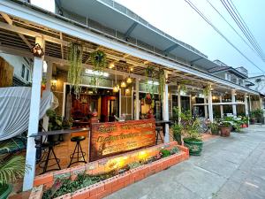 ルアンパバーンにあるChaliya Boutique Gardenの建物脇の看板のあるレストラン