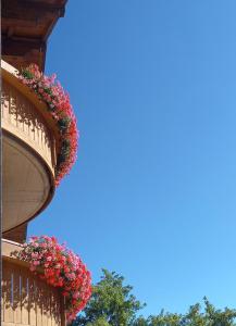 einen Balkon mit Blumen an der Seite eines Gebäudes in der Unterkunft Al Truciolo in Andalo