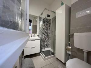 ein Bad mit einer Dusche, einem WC und einem Waschbecken in der Unterkunft Tiny & Cosy Studio Flat in Como in Como