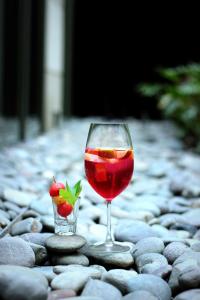 een glas wijn en een vaas met aardbeien erin bij Hyatt Regency Amritsar in Amritsar