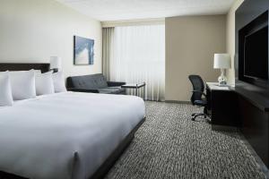 um quarto de hotel com uma cama e uma televisão em Pittsburgh Marriott North em Cranberry Township