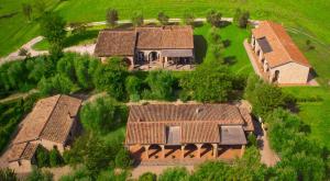 een uitzicht op een groot huis met bruine daken bij Agriturismo Le Cascatelle in Saturnia