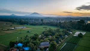 ein Luftblick auf ein Dorf mit Bergen im Hintergrund in der Unterkunft Arya Villas Ubud in Ubud