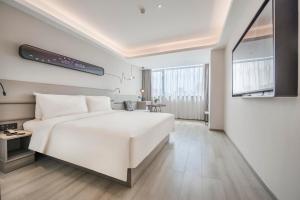 Tempat tidur dalam kamar di Atour Hotel Zhuhai Gongbei Port Fuhuali CBD