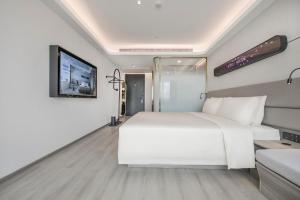 Tempat tidur dalam kamar di Atour Hotel Zhuhai Gongbei Port Fuhuali CBD