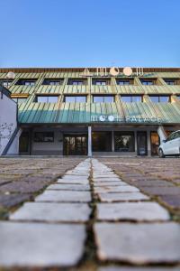 un bâtiment avec une voiture garée devant lui dans l'établissement Moon Palace Hotel, à Arese