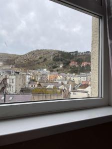 een raam met uitzicht op de stad bij Montclare in Llandudno