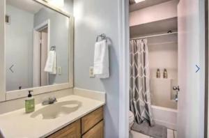 Ένα μπάνιο στο New! LSU Baton Rouge Contemporary 3 Bedroom Suite Condo