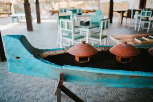 uma mesa azul com dois sinos em cima em Le Nusa Beach Club em Nusa Lembongan