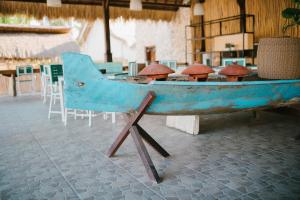 um barco de madeira azul sentado em cima de uma mesa em Le Nusa Beach Club em Nusa Lembongan