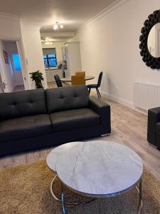 Prostor za sedenje u objektu 2 Bed Gated Apartment Westport 15 The Anchorage The Quay F28 V342