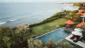 - une vue sur la piscine située à côté de l'océan dans l'établissement Uluwatu Cottages, à Uluwatu