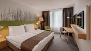 Un pat sau paturi într-o cameră la Holiday Inn Frankfurt - Alte Oper, an IHG Hotel