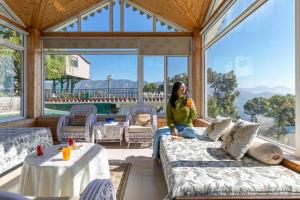 Villa Mountain Crest Kasauli with Treehouse & Sundeck tesisinde bir balkon veya teras