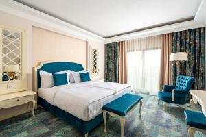 a bedroom with a blue bed and a blue chair at Hotel Leul de Aur in Sebeş