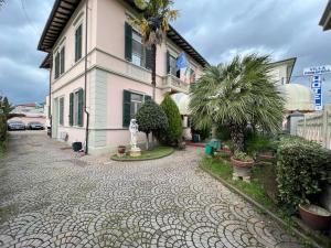 una calle adoquinada frente a un edificio en Hotel Villa Primavera, en Pisa