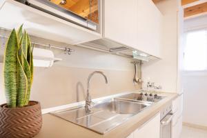 A kitchen or kitchenette at Ca' Degli Antichi Giardini Apartments