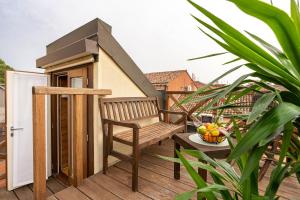 A balcony or terrace at Ca' Degli Antichi Giardini Apartments