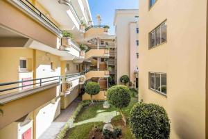 um apartamento varanda com plantas no lado de um edifício em Terraços do Vau 108 em Portimão