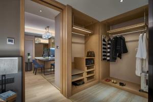 um quarto com um closet e uma sala de jantar em Primus Residence Shanghai Hongqiao em Xangai