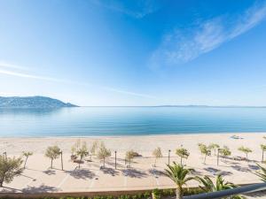 Gallery image of Apartamento moderno, renovado y soleado con vistas panorámicas al mar en primera línea de playa - ES-228-100 in Roses