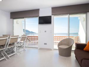 Gallery image of Apartamento moderno, renovado y soleado con vistas panorámicas al mar en primera línea de playa - ES-228-100 in Roses