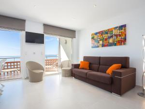 Gallery image of Apartamento moderno, renovado y soleado con vistas panorámicas al mar en primera línea de playa - ES-228-100 in Roses