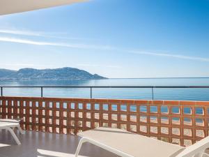 Gallery image of Apartamento moderno, renovado y soleado con vistas panorámicas al mar en primera línea de playa - ES-228-100 in Roses