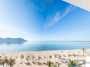 Gallery image of Apartamento moderno, renovado y soleado con vistas panorámicas al mar en primera línea de playa - ES-228-100 in Roses