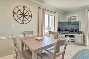 O bucătărie sau chicinetă la End-Unit Ocean City Condo with Panoramic Views!