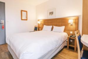 Cama ou camas em um quarto em Hotel Strasbourg - Montagne Verte & Restaurant Louisiane