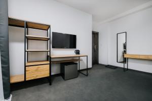 an empty room with a desk and a tv at Obiekt Noclegowy OCELOT II in Pruszków